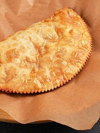 Чебурек с говядиной и моцареллой от Feta